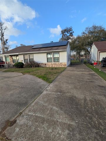 411 Center Way, Lake Jackson, TX 77566