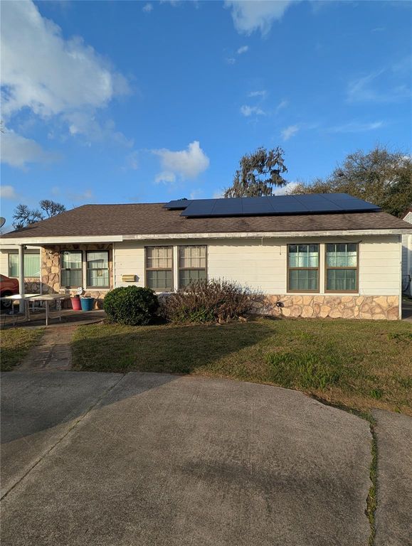 411 Center Way, Lake Jackson, TX 77566