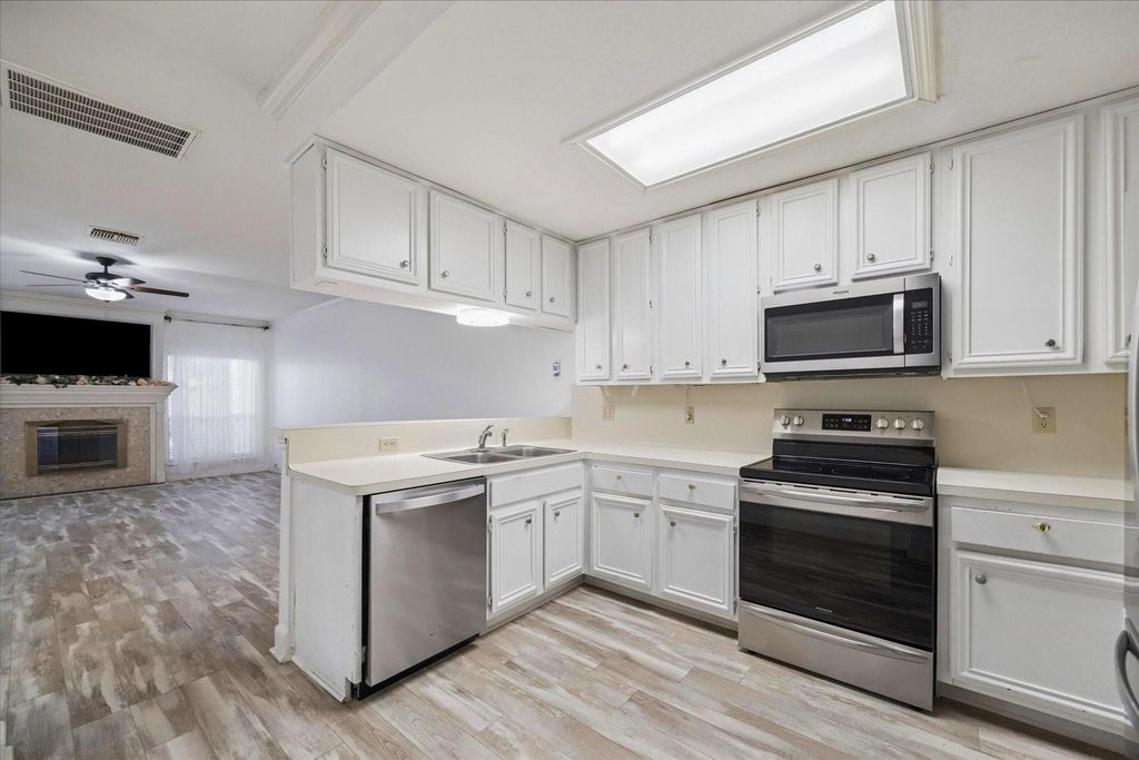 880 Tully Road 13, Houston, TX 77079