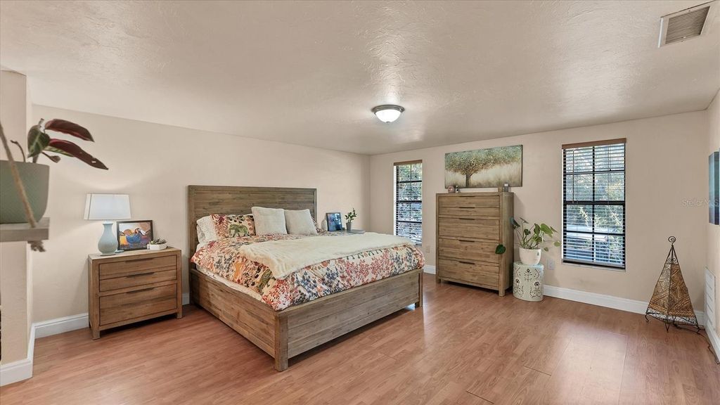 Image 11 of property listing at 5237 TURTLE CREEK LANE, Sarasota, FL 34232