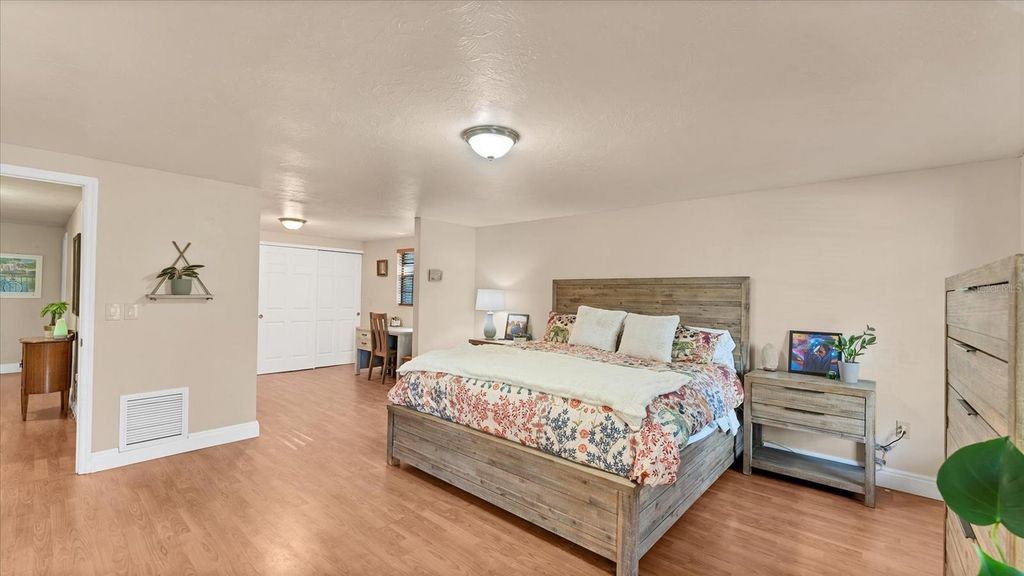 Image 12 of property listing at 5237 TURTLE CREEK LANE, Sarasota, FL 34232