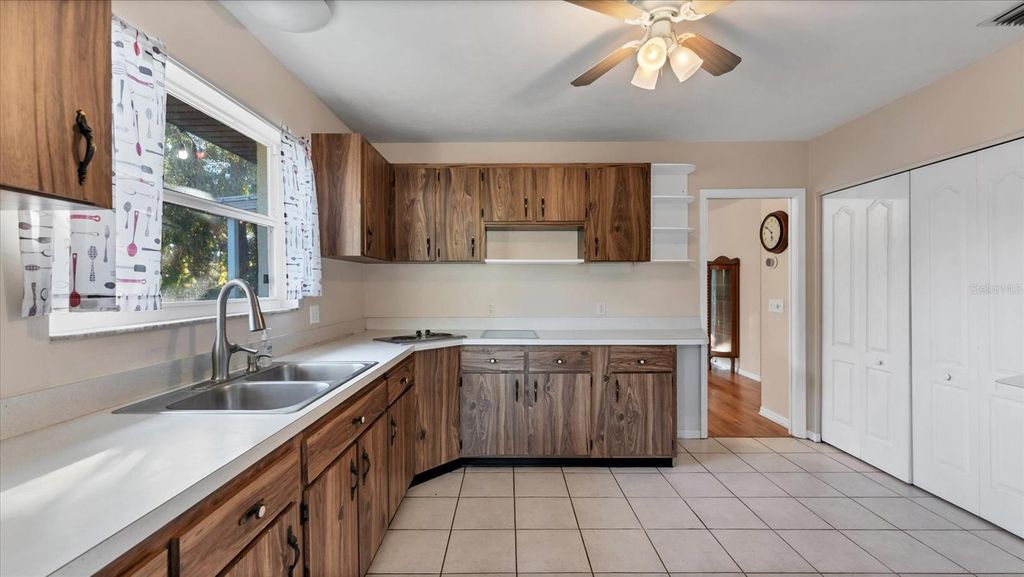 Image 41 of property listing at 5237 TURTLE CREEK LANE, Sarasota, FL 34232