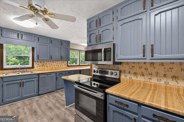 6882 Cowan Mill Rd, Winston, GA 30187