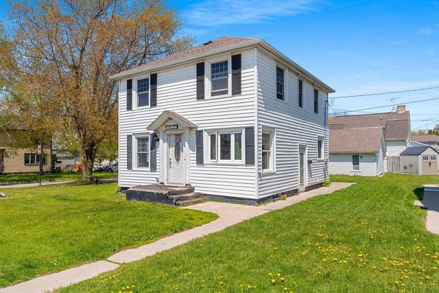 2616 Meadow LANE, Manitowoc, WI 54220