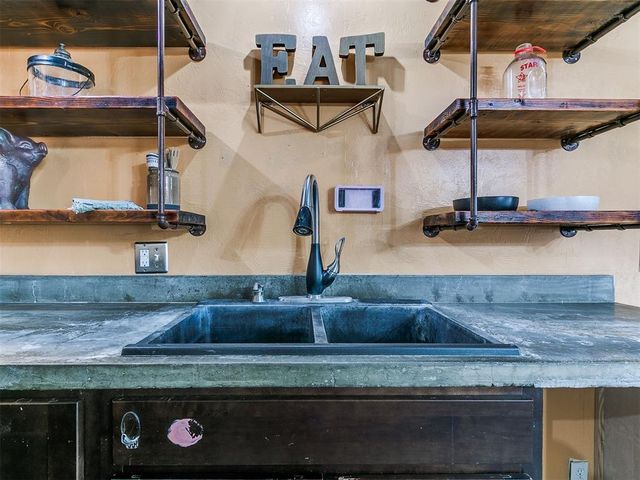 1217 W Industrial Road, Guthrie, OK 73044