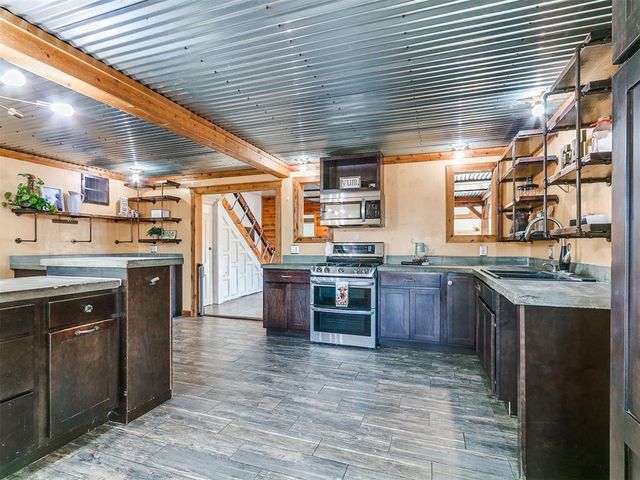 1217 W Industrial Road, Guthrie, OK 73044