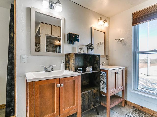 1217 W Industrial Road, Guthrie, OK 73044