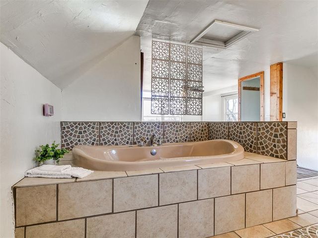 1217 W Industrial Road, Guthrie, OK 73044