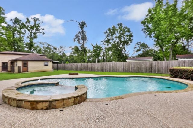 30 Little John Lane, Dayton, TX 77535