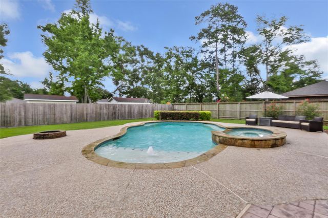 30 Little John Lane, Dayton, TX 77535