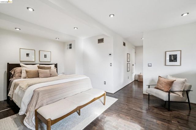 5617 Moraga, Oakland, CA 94611