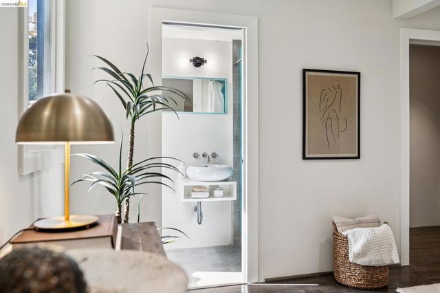 5617 Moraga, Oakland, CA 94611