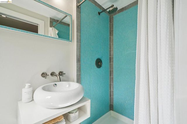 5617 Moraga, Oakland, CA 94611