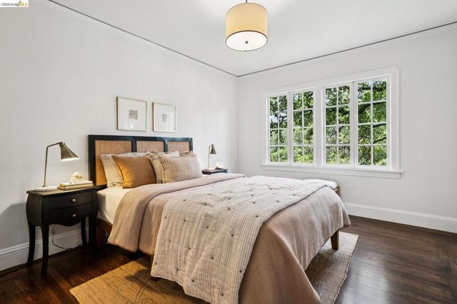 5617 Moraga, Oakland, CA 94611