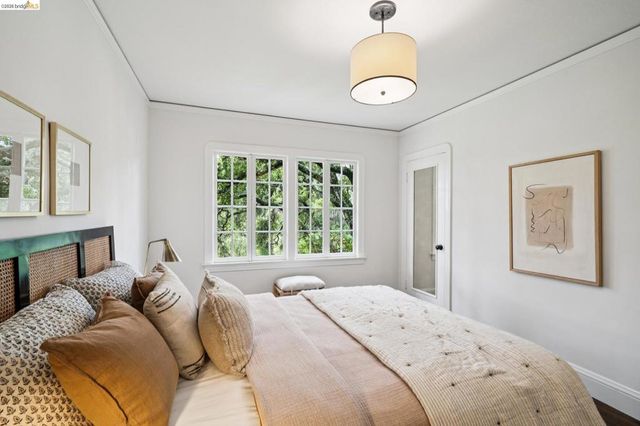 5617 Moraga, Oakland, CA 94611