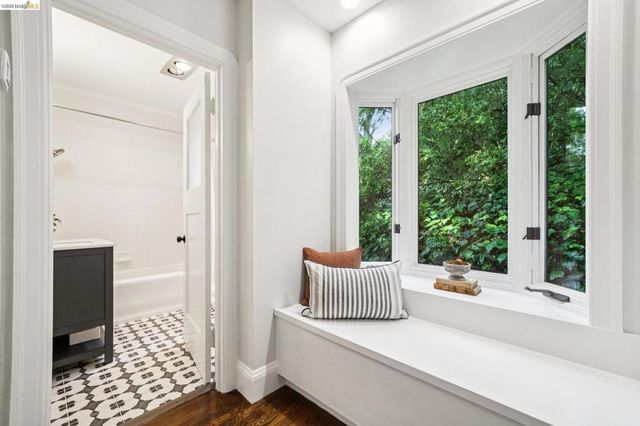 5617 Moraga, Oakland, CA 94611