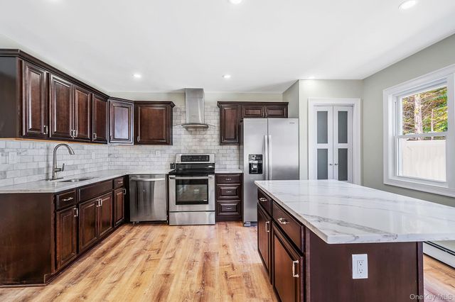 130 Greenbelt Parkway, Holbrook, NY 11741