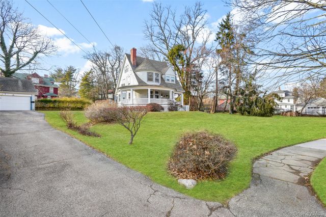 8 The Serpentine, New Rochelle, NY 10801