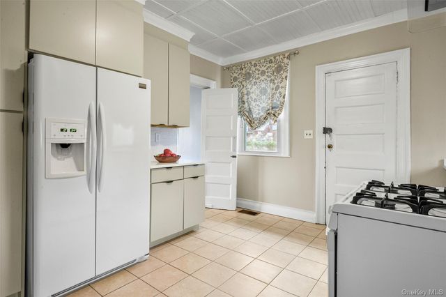 8 The Serpentine, New Rochelle, NY 10801