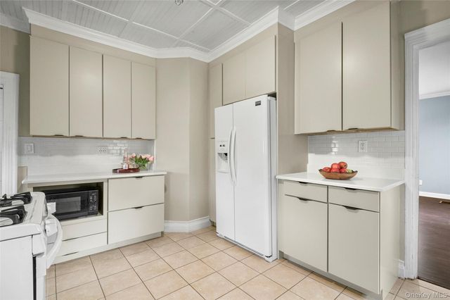 8 The Serpentine, New Rochelle, NY 10801