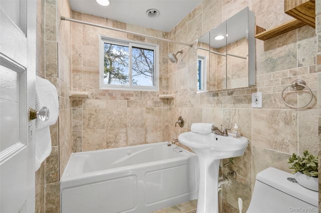 8 The Serpentine, New Rochelle, NY 10801