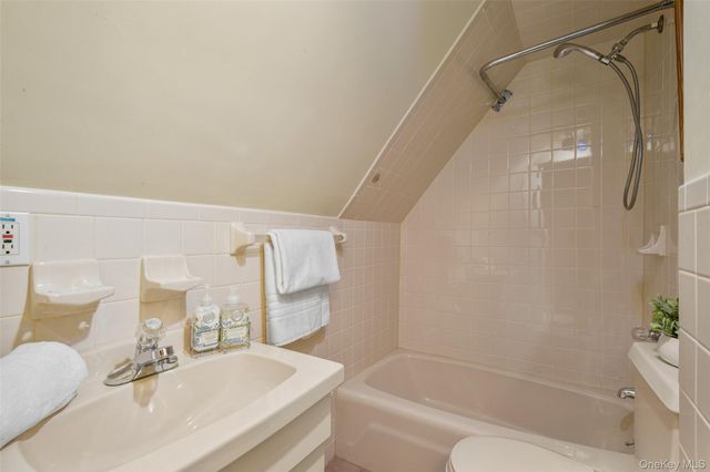 8 The Serpentine, New Rochelle, NY 10801