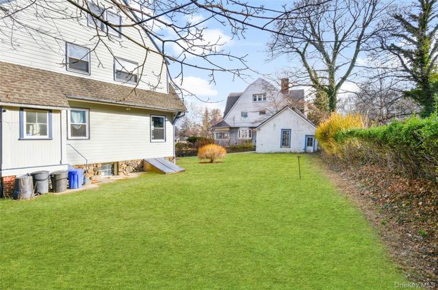 8 The Serpentine, New Rochelle, NY 10801