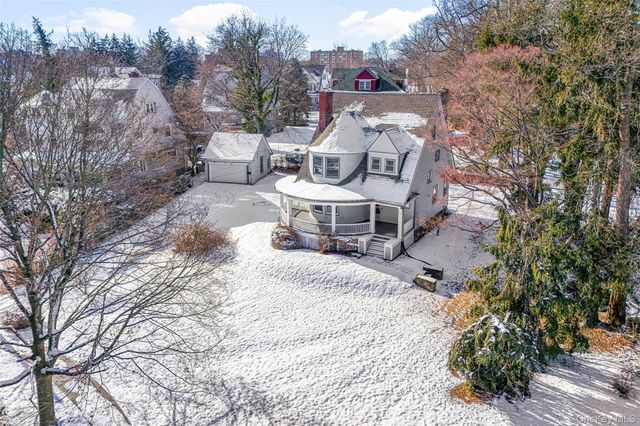 8 The Serpentine, New Rochelle, NY 10801