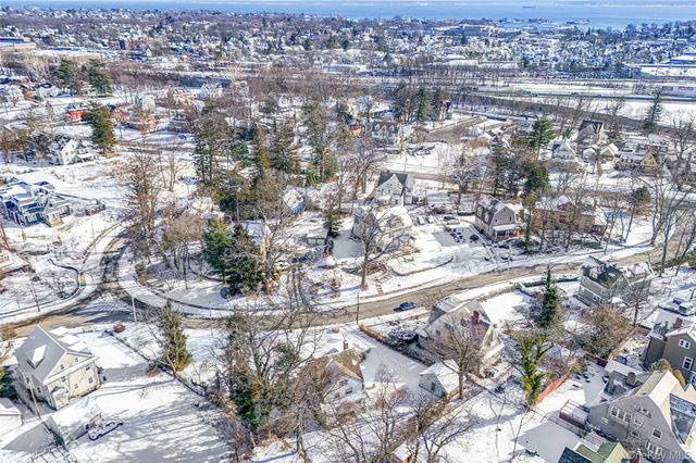 8 The Serpentine, New Rochelle, NY 10801