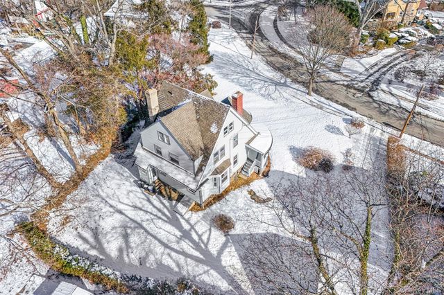 8 The Serpentine, New Rochelle, NY 10801