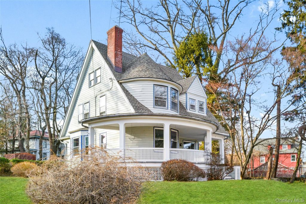 8 The Serpentine, New Rochelle, NY 10801