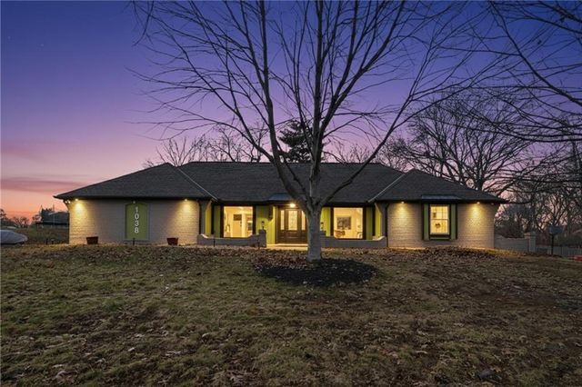 1038 N Woodland Court, Kansas City, MO 64118