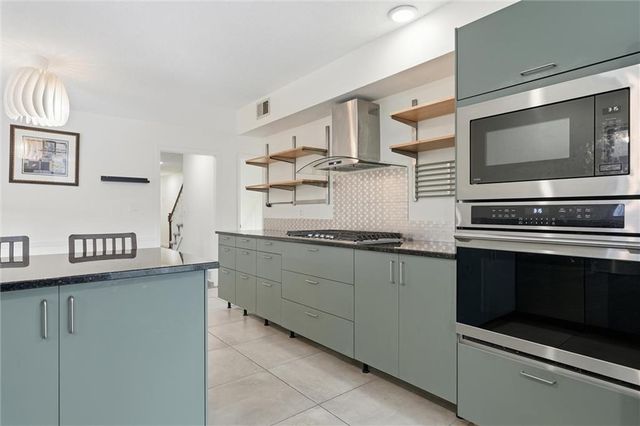 1038 N Woodland Court, Kansas City, MO 64118