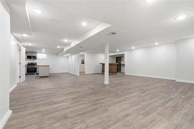 1038 N Woodland Court, Kansas City, MO 64118