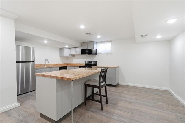 1038 N Woodland Court, Kansas City, MO 64118