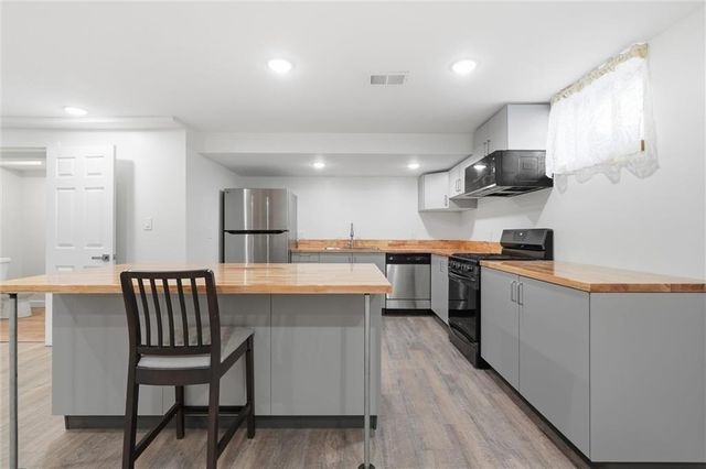 1038 N Woodland Court, Kansas City, MO 64118