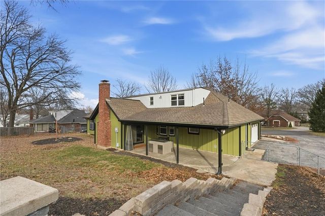 1038 N Woodland Court, Kansas City, MO 64118