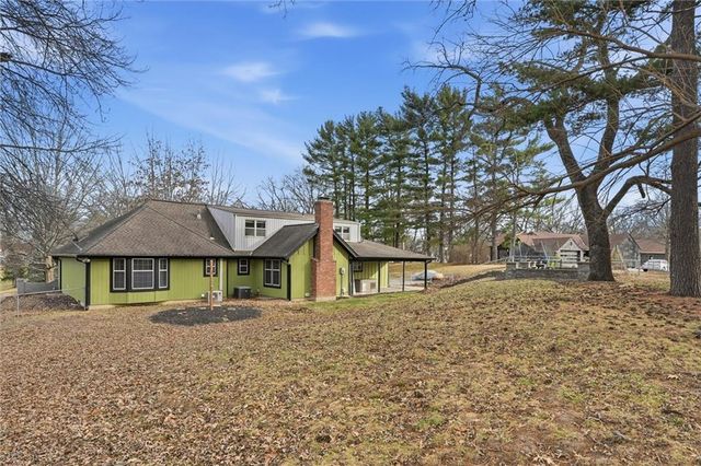 1038 N Woodland Court, Kansas City, MO 64118