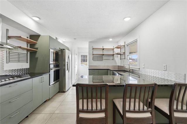 1038 N Woodland Court, Kansas City, MO 64118