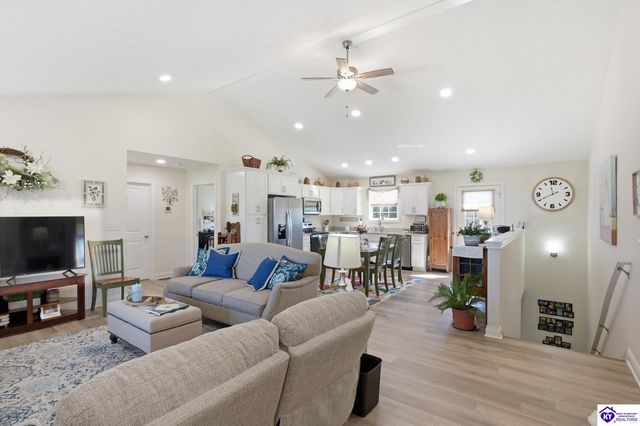 421 Turnberry Court, Vine Grove, KY 40175