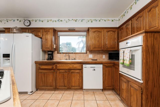 1113 N Manor Drive, Tulare, CA 93274