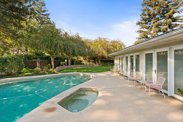 1113 N Manor Drive, Tulare, CA 93274