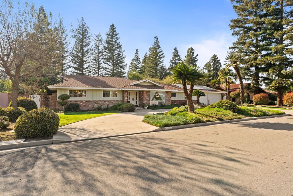 1113 N Manor Drive, Tulare, CA 93274