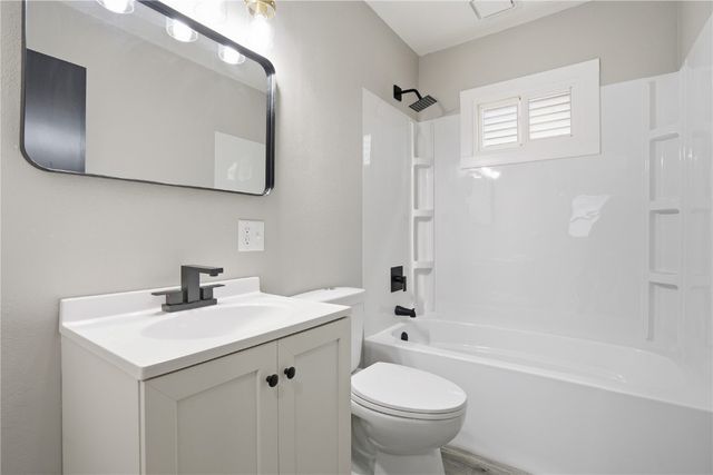 1053 Center Point Road NE, Cedar Rapids, IA 52402