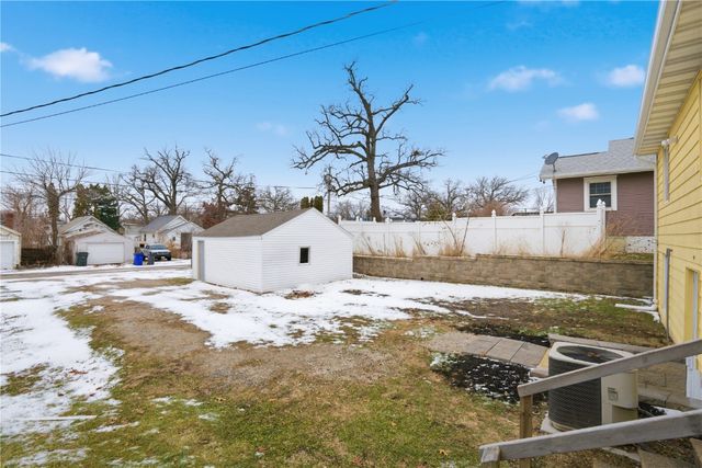 1053 Center Point Road NE, Cedar Rapids, IA 52402