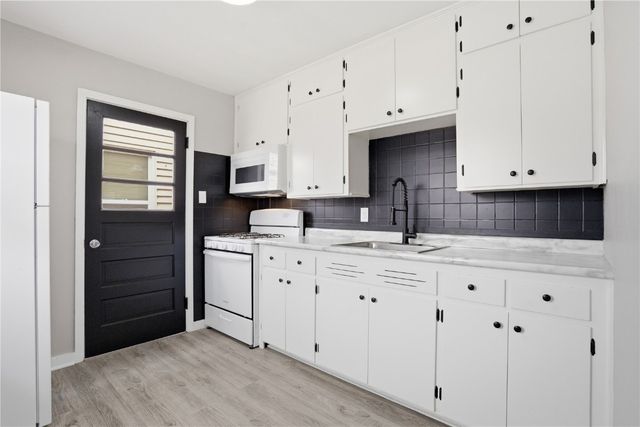 1053 Center Point Road NE, Cedar Rapids, IA 52402