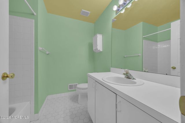 29 Whitemarsh Drive, Manalapan, NJ 07726