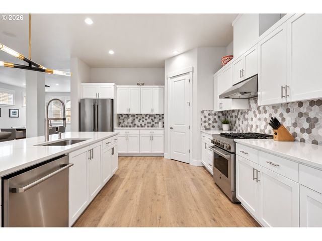 16561 Sw BOTANY BAY Ln, Portland, OR 97224