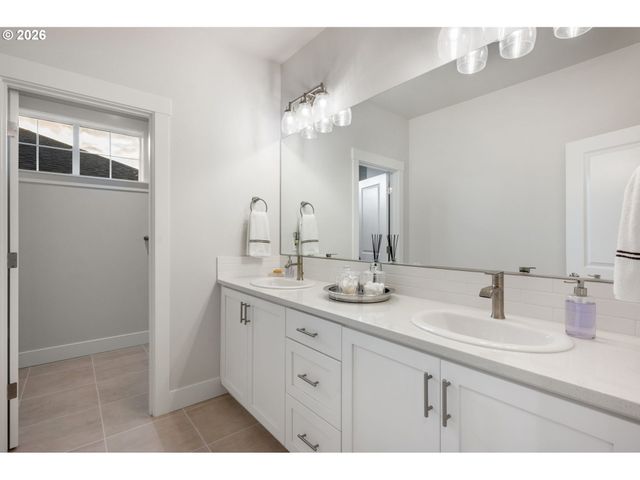 16561 Sw BOTANY BAY Ln, Portland, OR 97224