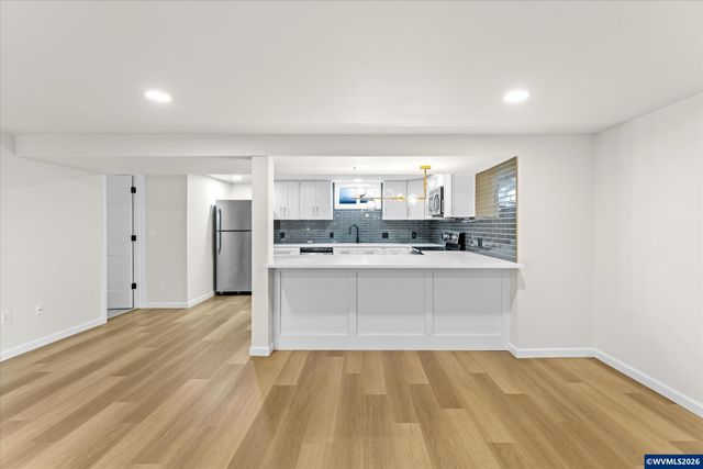 1093 Icel Ct NE, Salem, OR 97301